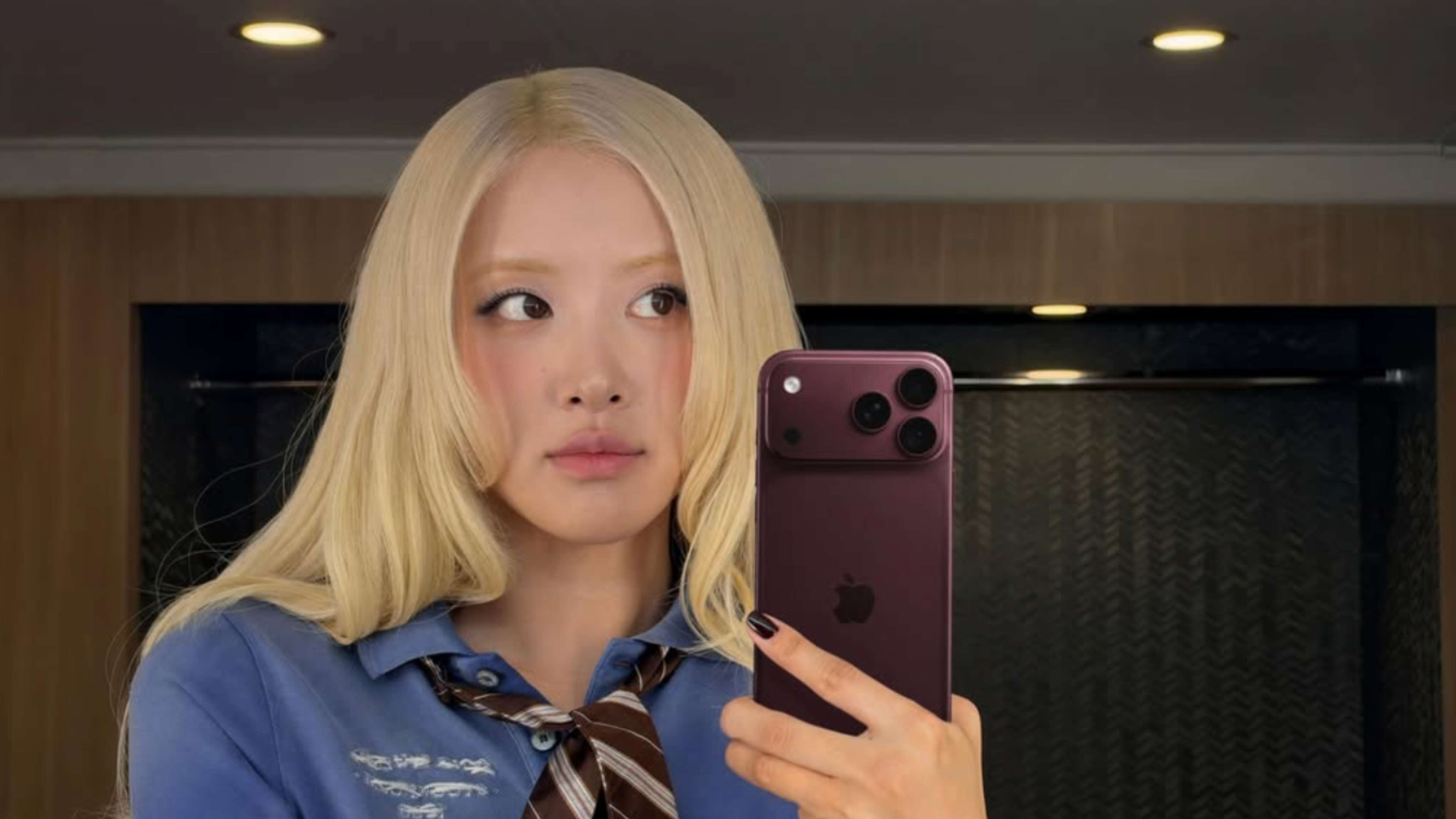 ROSÉ holding iPhone 18 Pro